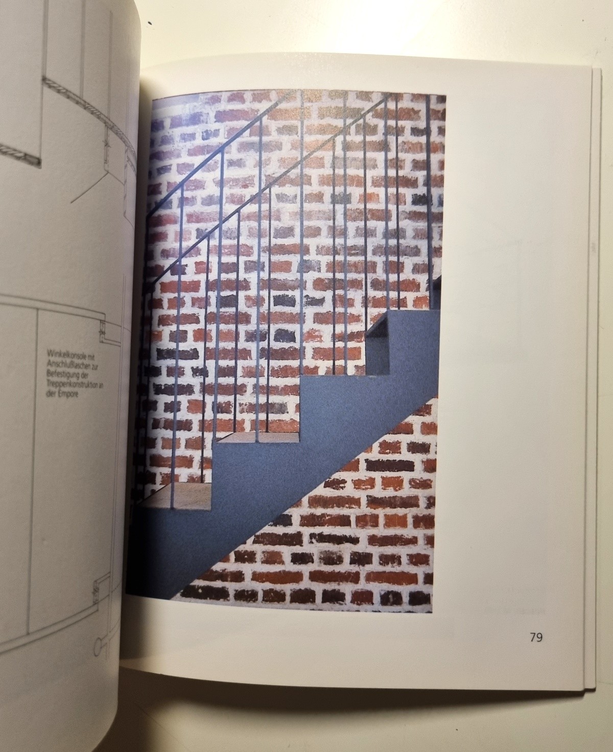 Stahltreppen - Konstruktion, Gestalt, Beispiele - Buchseite 99 mit Farbfoto einer Treppe