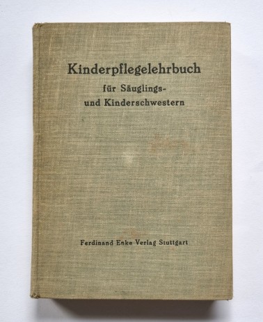Kinderpflegelehrbuch für Säuglings- und Kinderschwestern, 1951, Buchdeckel