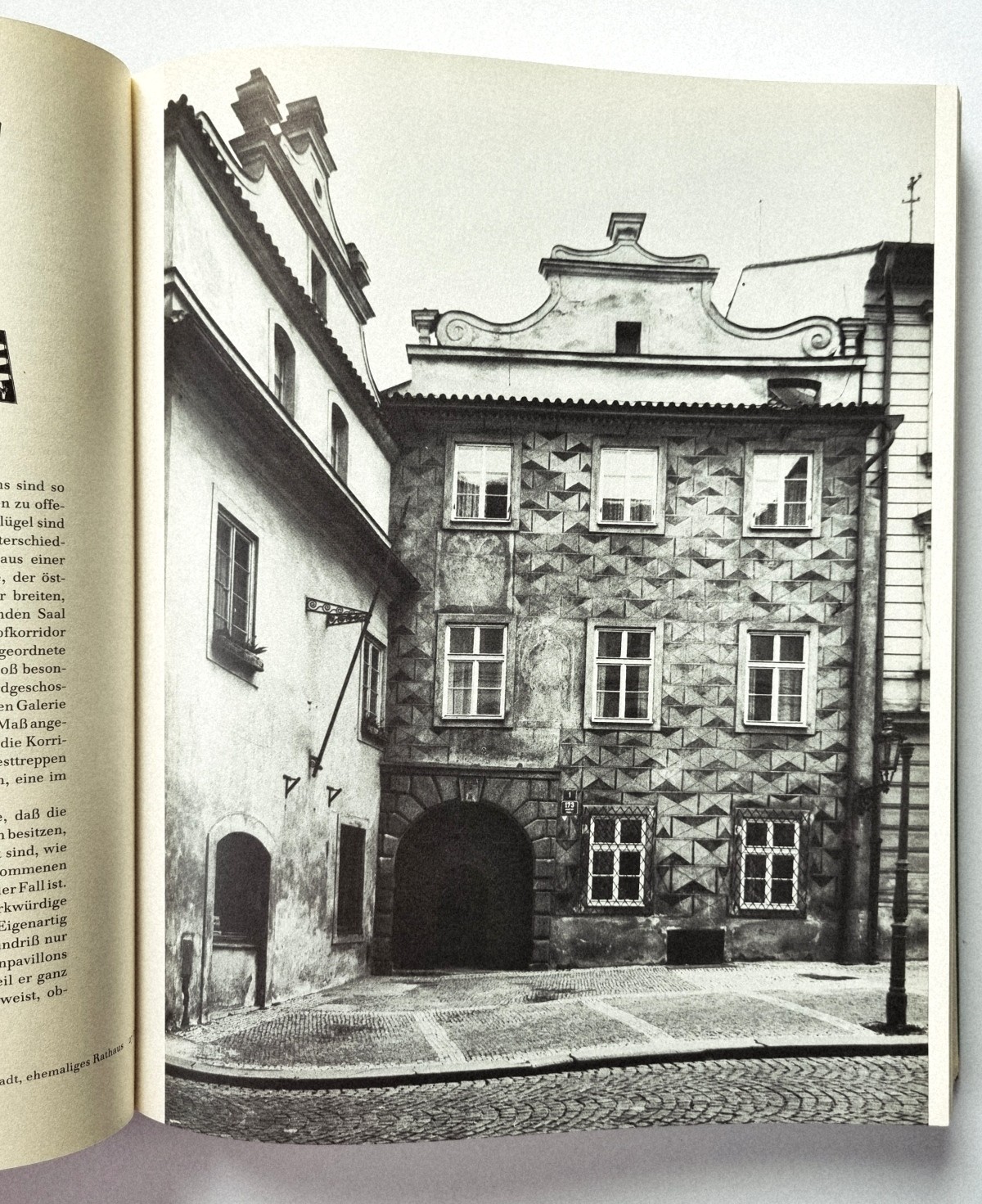 Buch Renaissance in Böhmen, Ansicht Bildseite Schwarzweißfoto Haus